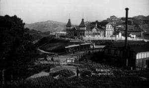 Kelburn Cable Car near the upper terminal and kiosk, ca 1905.