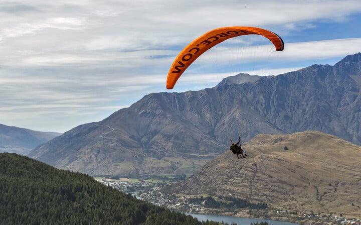 Paragliding Over Lake Wakatipu